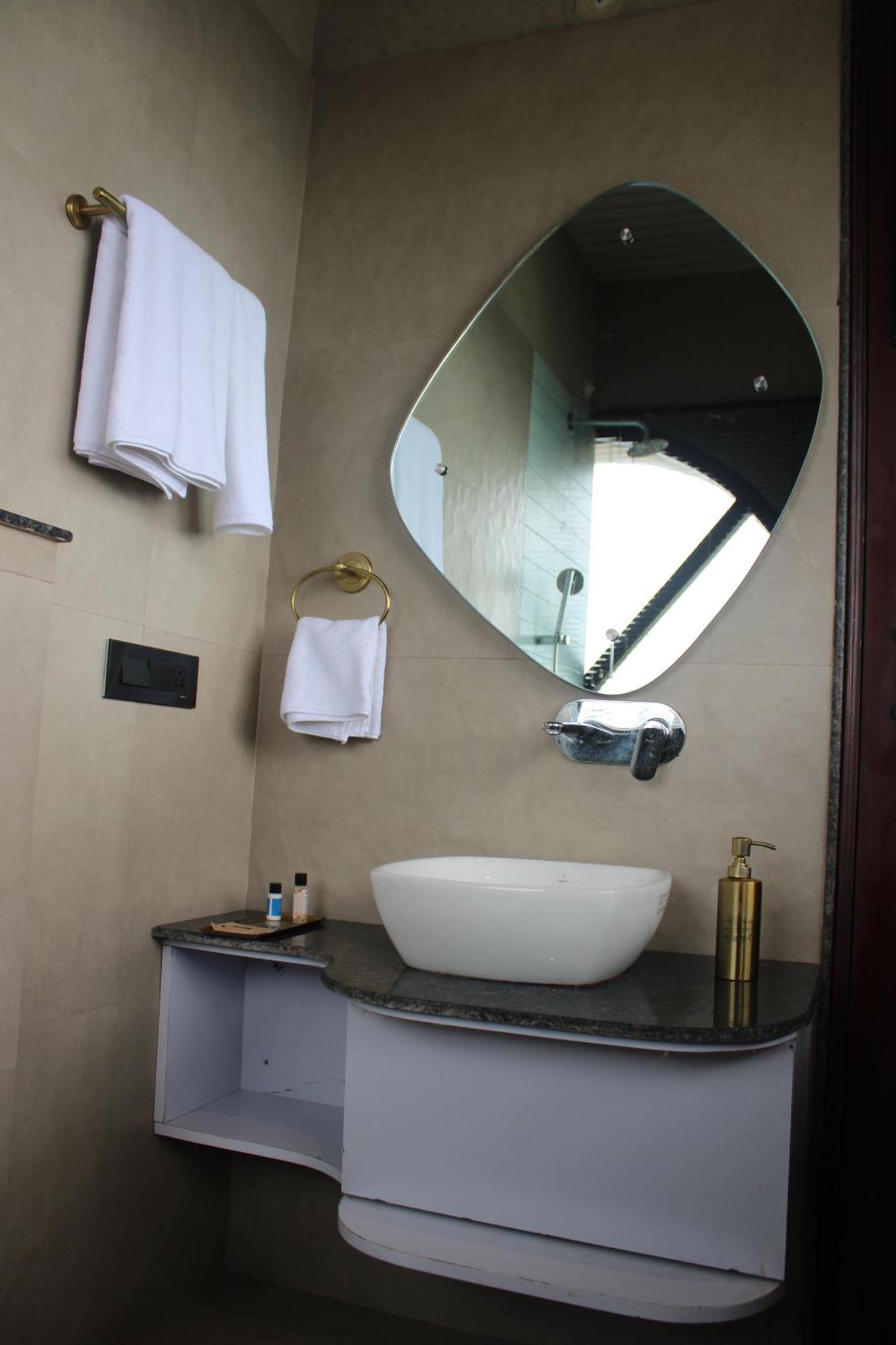 Himalayan Hobbit House Hotel Алмора Екстериор снимка