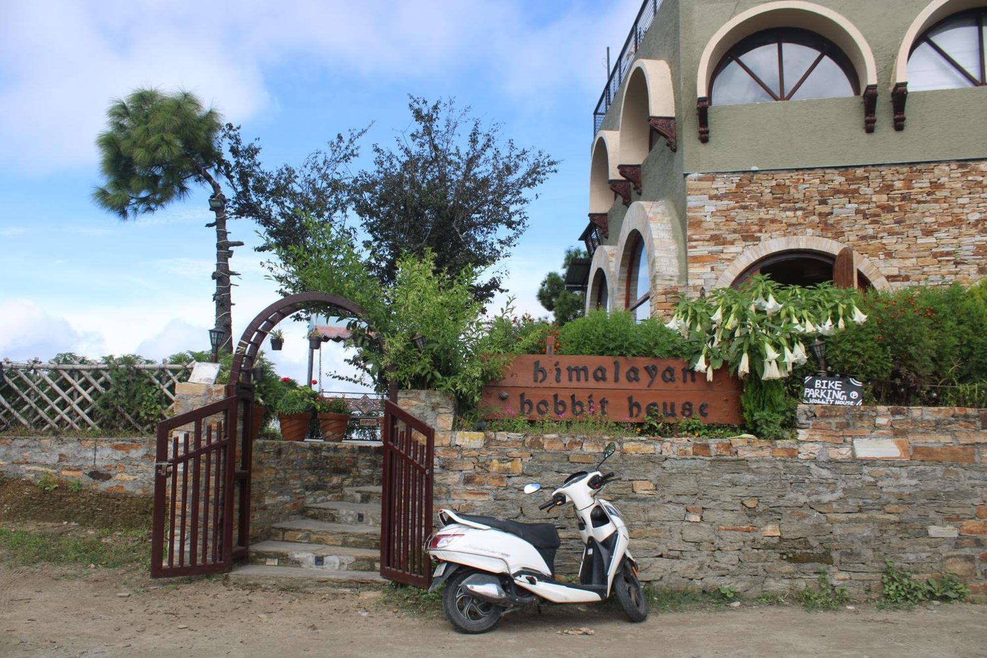 Himalayan Hobbit House Hotel Алмора Екстериор снимка